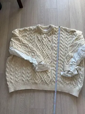 울 굵은 손뜨개질 느낌 스웨터