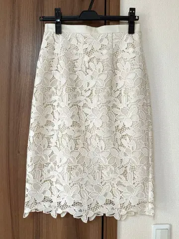 저스길리티 꽃무늬 레이스 스커트 베이지