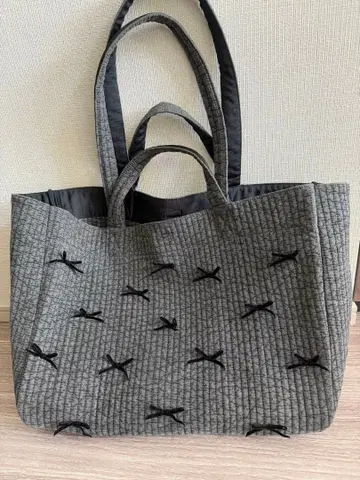 리본 자수 그레이 퀼팅 토트백 Gypsohila