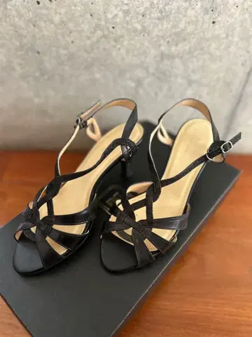 Pitti Femining 스트랩 샌들