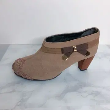 베이지 레이스 장식 리본 포함 부티