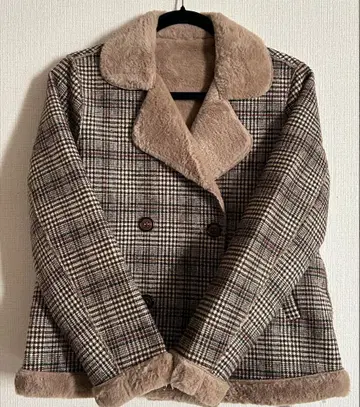 [ 미사용 ] 체크 무늬 더블 브레스트 보아 안감 숏코트