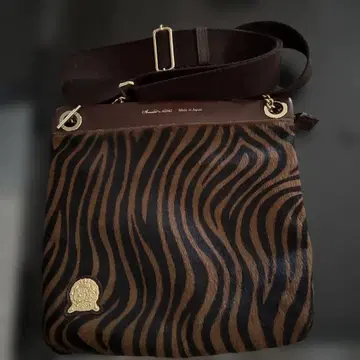 ADMJ 제브라 패턴 숄더백