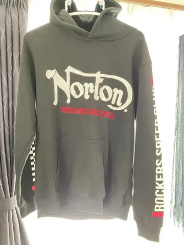 Norton 후드티 뒷면의 디자인이 특징적입니다