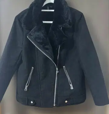 퍼 달린 블랙 스웨이드 라이더 자켓