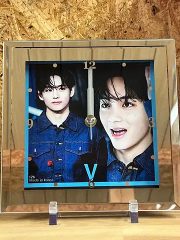 V 정사각형 시계