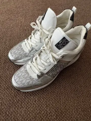 마이클코어스 스니커즈 24.5cm