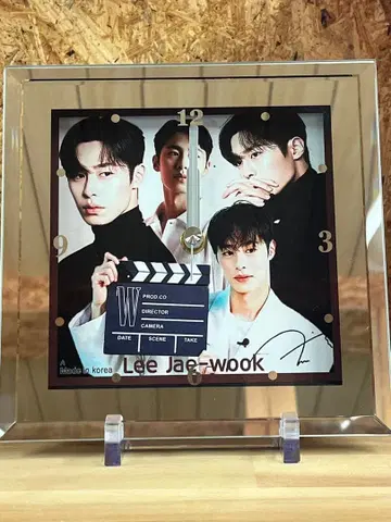 이재욱 시계 정사각형