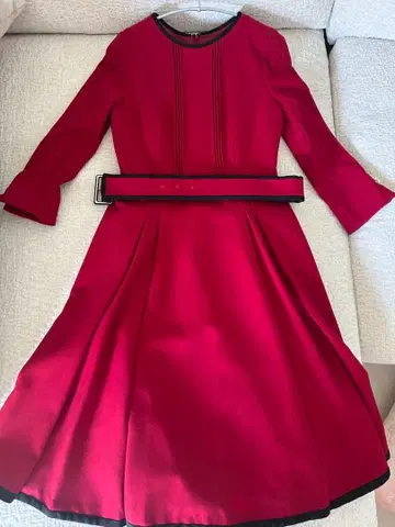 저스길리티 보르도 무릎 기장 원피스