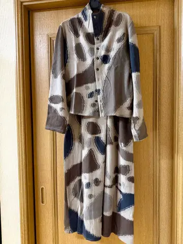 요건 레일 브라운 계열 추상 무늬 셋업