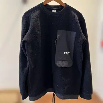 블랙 플리스 프론트 포켓 부착