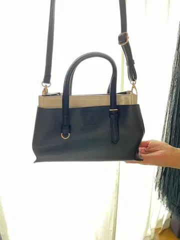 MICHAEL KORS 블랙과 베이지 숄더백 새상품급