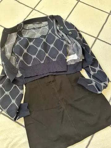 EMODA 네이비 상의와 블랙 미니 스커트