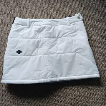 데상트 골프 화이트 퀼팅 스커트