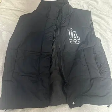 LA 로고 블랙 다운 베스트