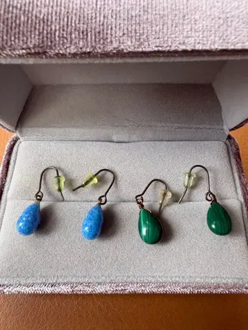 파란색과 녹색 스톤의 드롭형 귀걸이