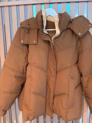 브라운 후드 부착 다운 자켓