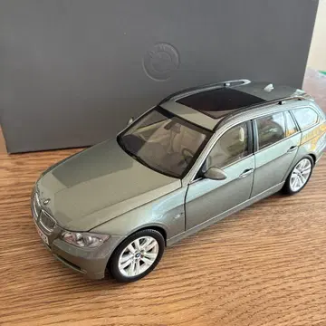 [ 미사용 새상품 ] BMW 정품 1/18 스케일 3시리즈 투링 미니카