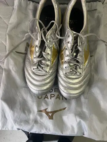 미즈노 축구화 실버/골드 가격 인하 대환영