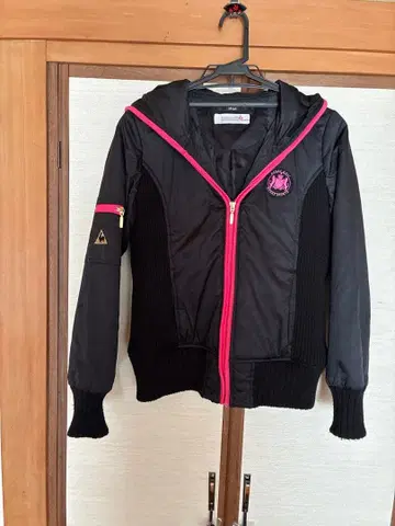 후드 부착 블랙 앤 핑크 자켓 M 사이즈