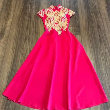 레드 골드 자수 장식 컬러 드레스