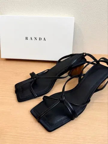Randa 블랙 스트랩 샌들