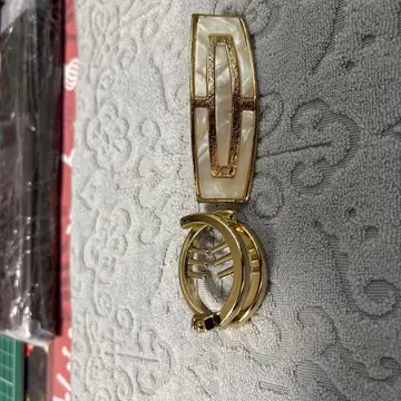 골드톤의 엘레강트한 헤어 액세서리 2개