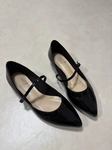 블랙 스틸레토 플랫슈즈