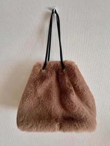 브라운 퍼 숄더백