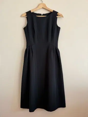 CELFORD 블랙 슬리브리스 무릎 기장 원피스