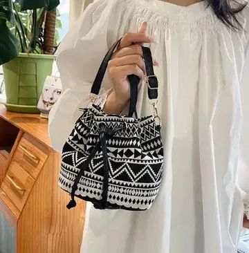 기하학 패턴 버킷 숄더백