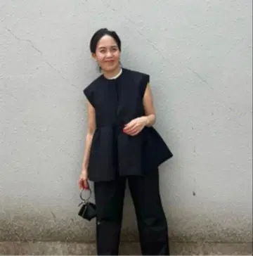 ella 에라 도비 크로스 프릴 베스트 블랙 페플럼 베스트