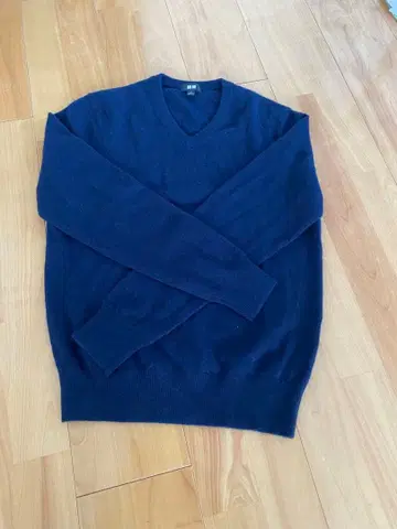 새상품급 UNIQLO 캐시미어 100 네이비 V넥 스웨터