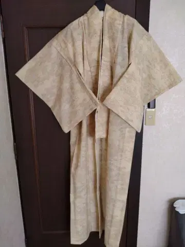 전통 기모노 크림색 꽃과 구름 무늬