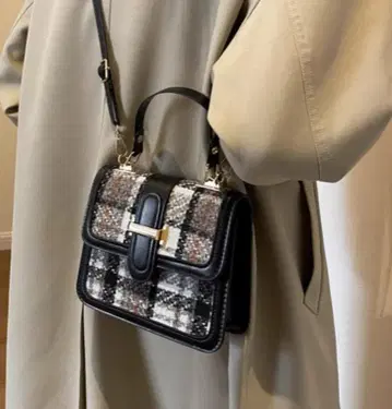 숄더백 블랙과 멀티 컬러 체크 무늬