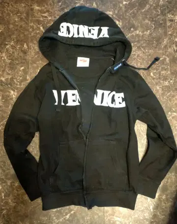 VENICE 후드 부착 블랙 지퍼 후드티