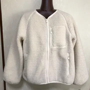 크림색 플리스 자켓