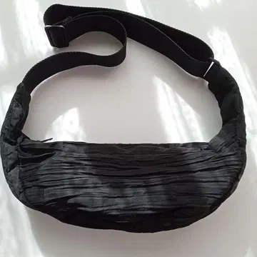 cos 플리츠 숄더백