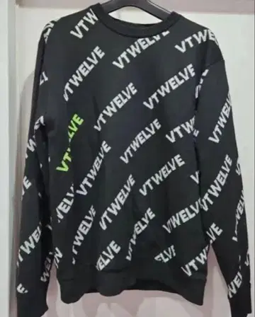 VTWELVE 블랙 크루넥 스웨터