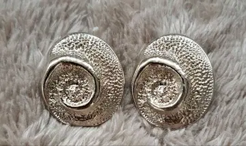 CUNE 소라 뚜껑 귀걸이