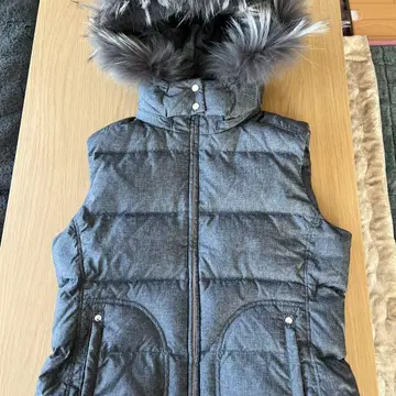 알파큐빅 퍼 포함 그레이 퀼팅 다운 베스트