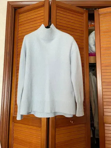 Apuweiser-riche 라이트 블루 터틀넥 니트