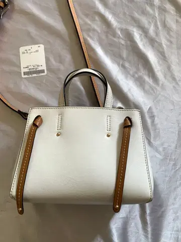 화이트 가죽 숄더백