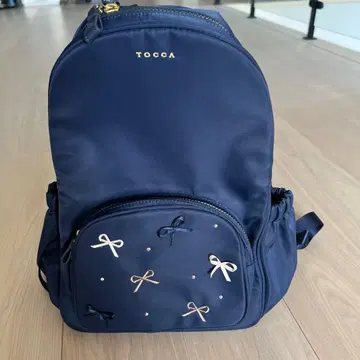 TOCCA 네이비 리본 자수 백팩