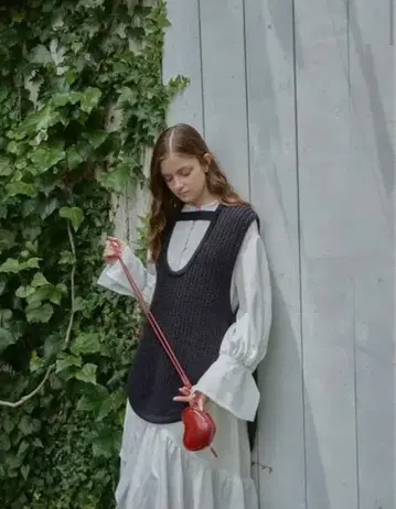 pinue 라운드 니트 베스트 ( BLACK )