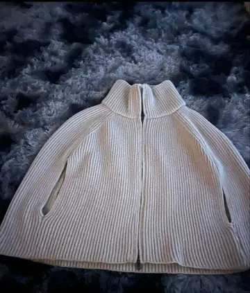 아이보리 리브 하이넥 케이프 코트