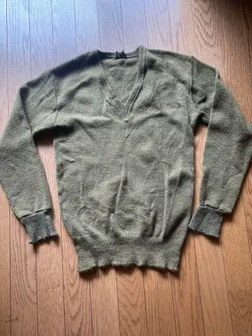 군용 V넥 스웨터