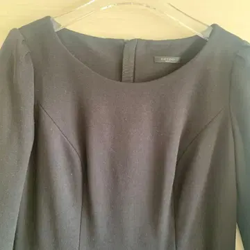 COTOO 블랙 긴팔 무릎 기장 원피스