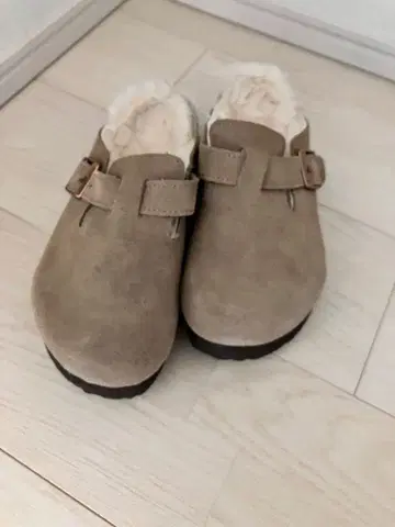 새상품 베이지 스웨이드 퍼 안감 클로그 샌들