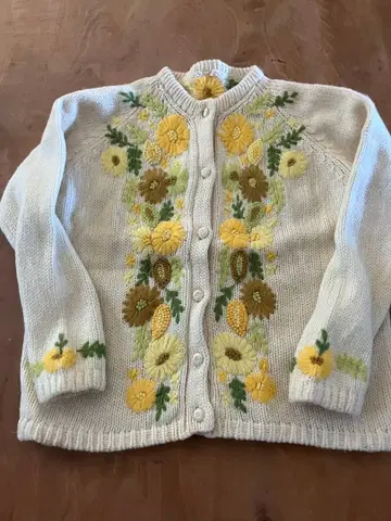 울 꽃무늬 자수 니트 가디건